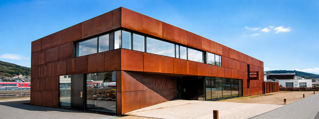 Bâtiment contemporain avec façade et bardage complet en Acier Corten Maroc associés à de grandes baies vitrées.