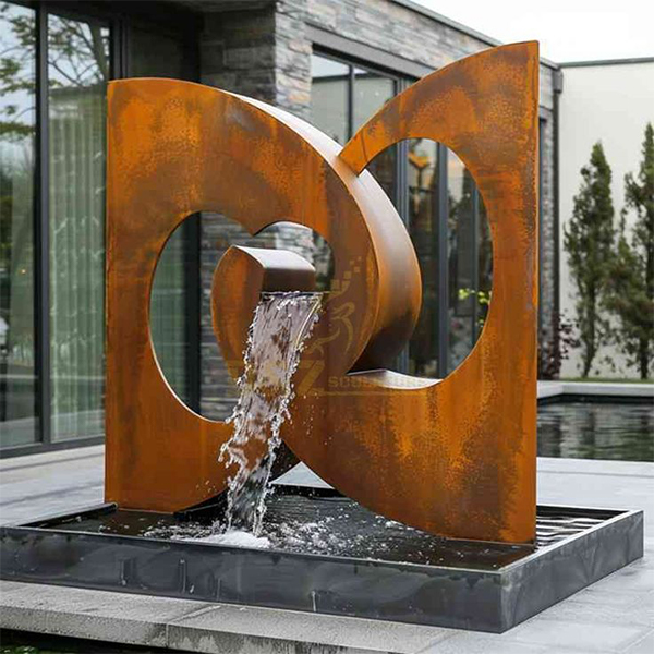 Fontaine sculpturale en Acier Corten Maroc avec cascade d’eau intégrée dans un bassin extérieur contemporain.