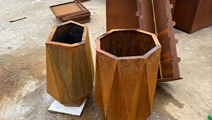 Jardinières facettées sur mesure en Acier Corten Maroc en cours de fabrication dans un atelier métallique.