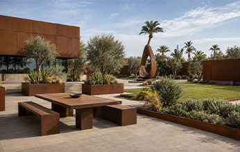 Aménagement extérieur en Acier Corten Maroc avec mobilier, jardinières, bordures et sculpture dans un jardin contemporain.