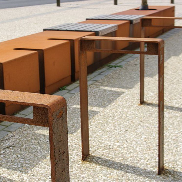 Mobilier urbain en Acier Corten Maroc avec bancs, assises en bois et supports pour vélos dans un espace public contemporain.