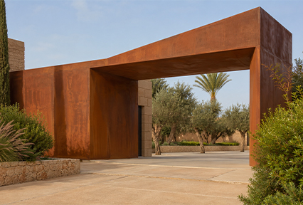 Portail et entrée monumentale en Acier Corten Maroc intégrés à l’aménagement extérieur d’une villa contemporaine.