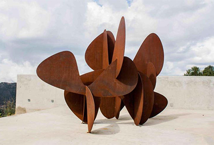 Sculpture contemporaine monumentale en Acier Corten Maroc composée de formes métalliques abstraites et courbes.