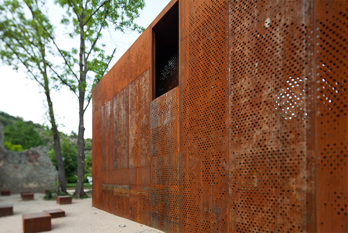 Façade contemporaine en panneaux perforés en acier Corten pour un projet nécessitant un devis acier Corten sur mesure.