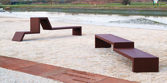 Bancs de mobilier urbain sur mesure réalisés dans le cadre de la Fabrication acier Corten pour un espace public contemporain.