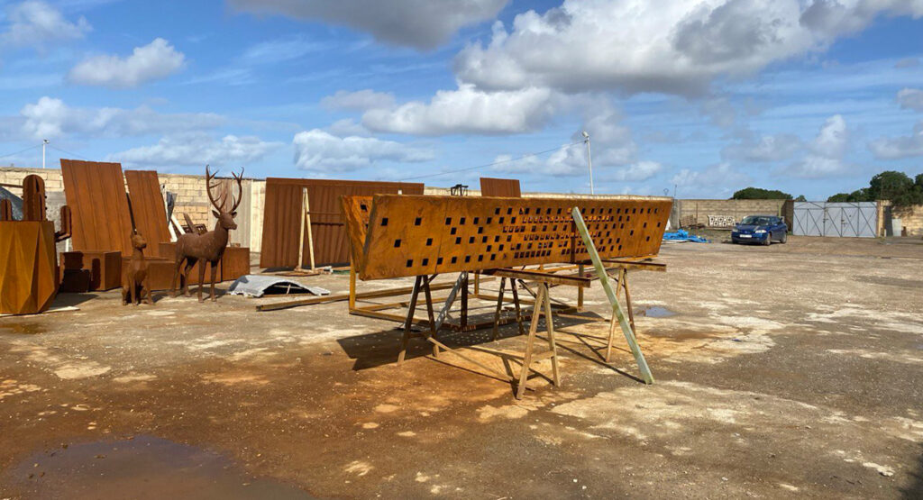 Atelier de fabrication présentant panneaux, sculptures et éléments métalliques destinés à différents Projets en acier Corten.