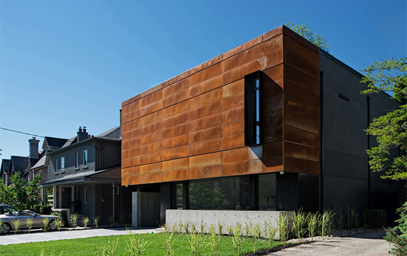 Maison contemporaine avec façade architecturale faisant partie de nos Réalisations en acier Corten.