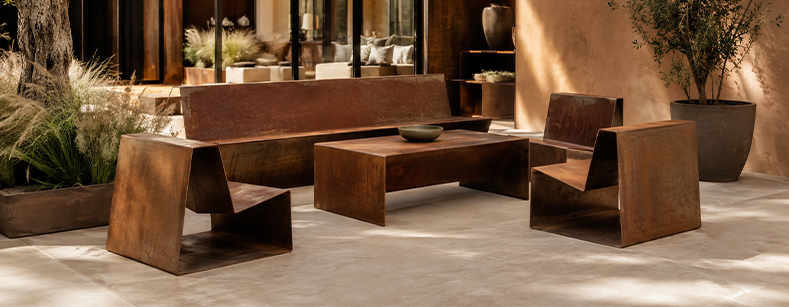 Mobilier extérieur sur mesure installé sur la terrasse d’une villa contemporaine parmi nos Réalisations en acier Corten.