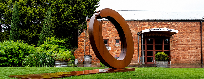 Sculpture monumentale circulaire installée dans le jardin d’un domaine viticole parmi nos Réalisations en acier Corten.